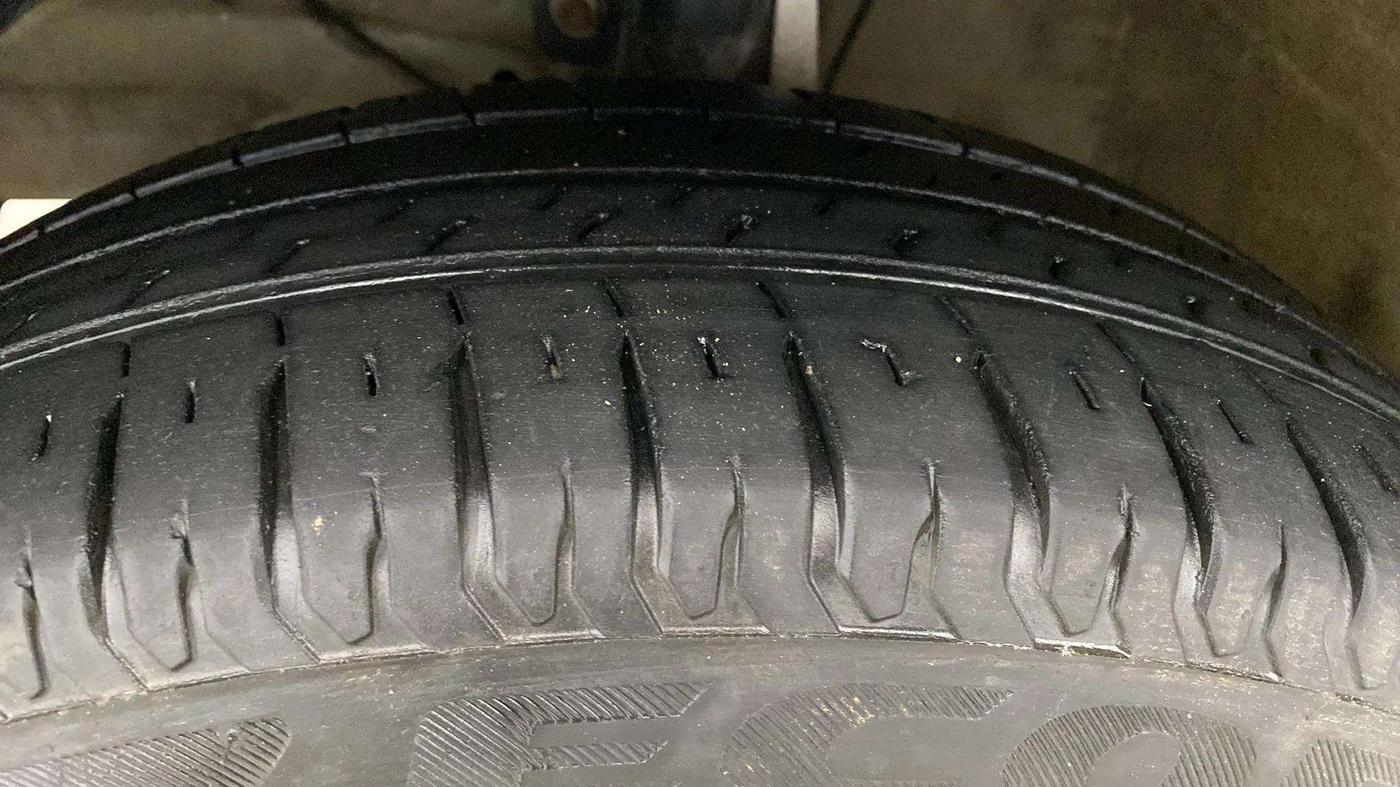 2023 Maruti Ertiga ZXI (O) CNG, CNG, Manual, 32,893 km, Left Front Tyre Tread
