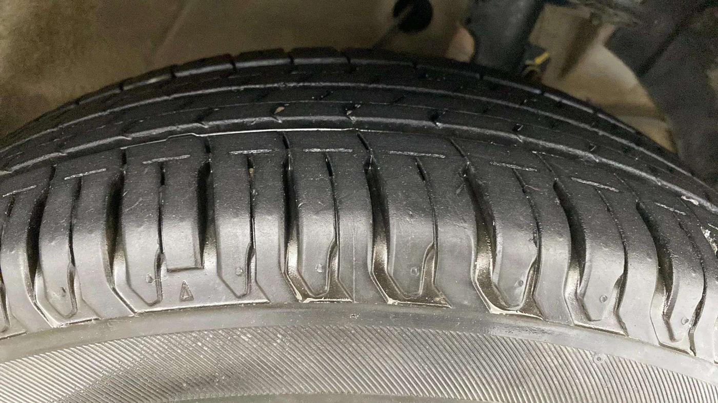 2023 Maruti Ertiga ZXI (O) CNG, CNG, Manual, 32,893 km, Right Front Tyre Tread