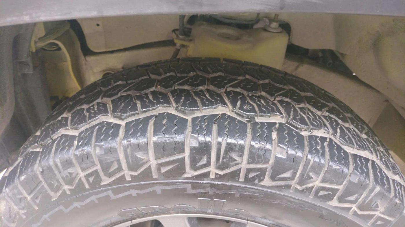2023 Maruti JIMNY ALPHA ALL GRIP PRO AT DUAL TONE, Petrol, Automatic, 12,021 km, Left Front Tyre Tread