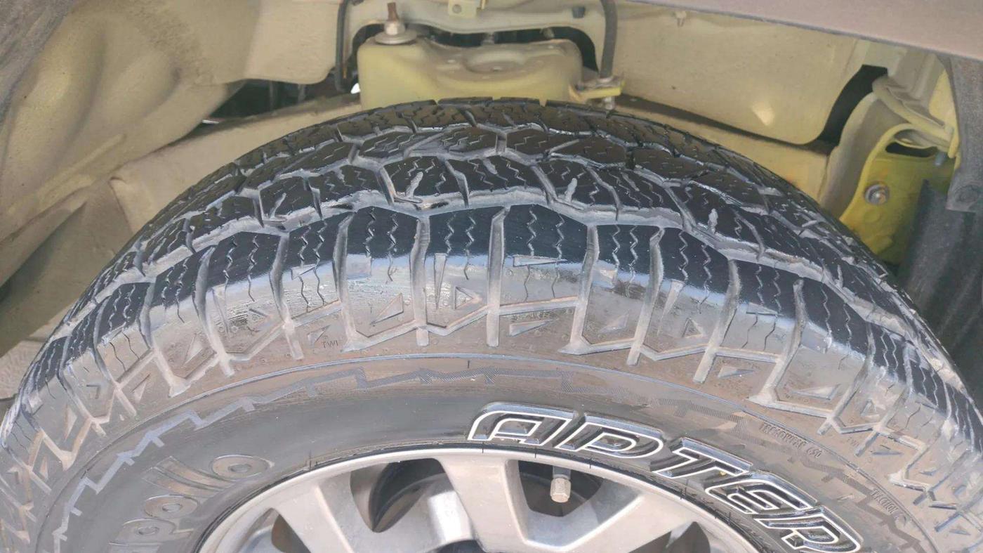 2023 Maruti JIMNY ALPHA ALL GRIP PRO AT DUAL TONE, Petrol, Automatic, 12,021 km, Right Front Tyre Tread