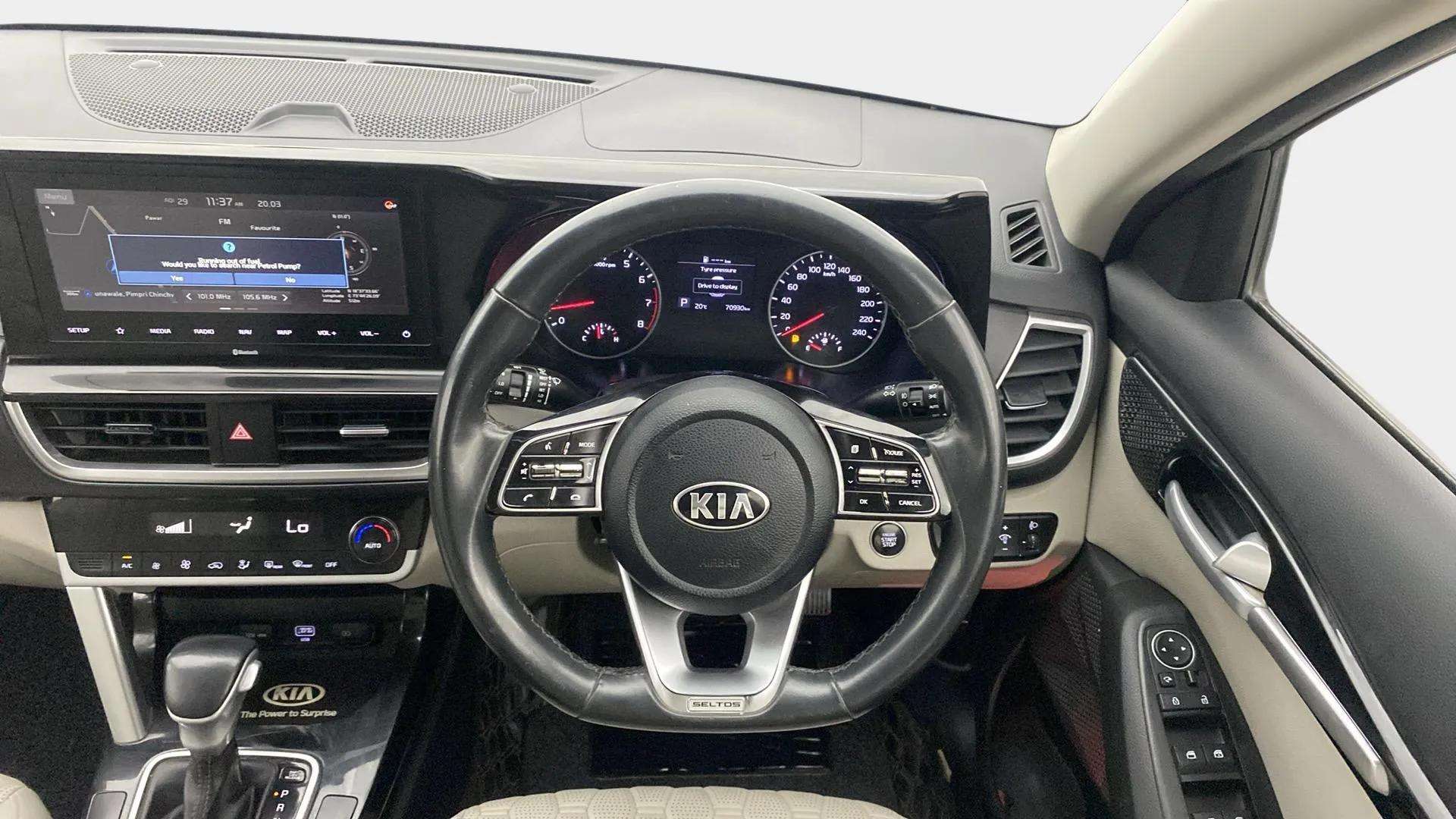Steering-wheel-close-up-29
