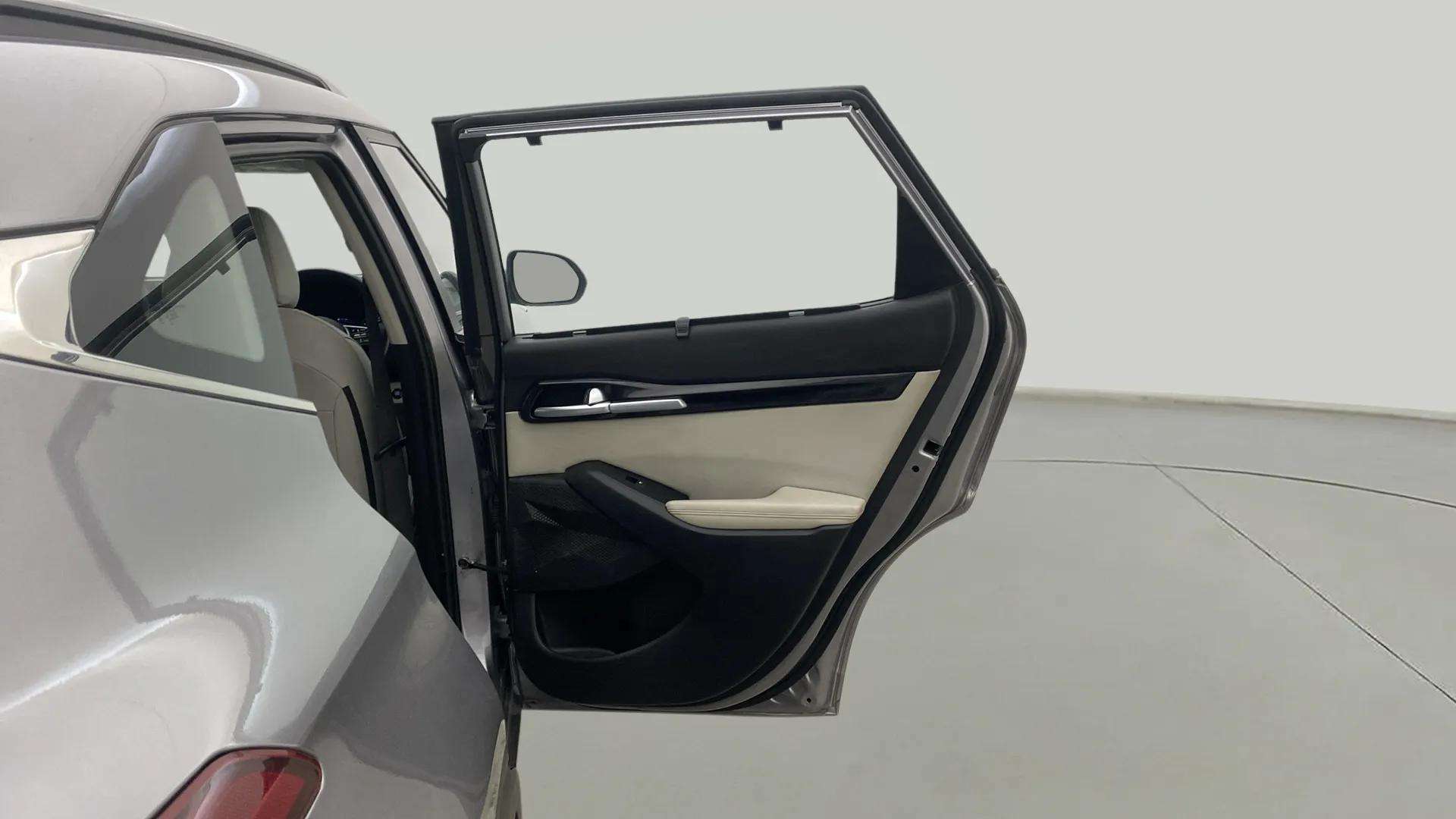 RHS-Rear-Door-Open-33