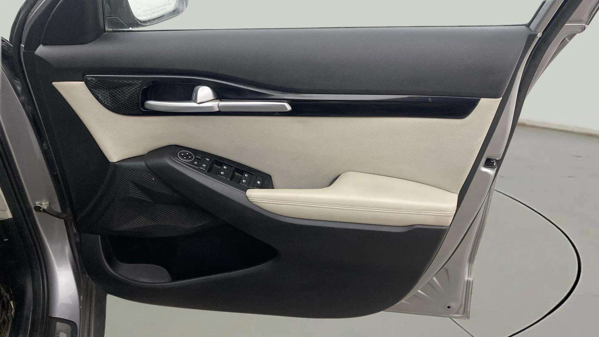 Driver-side-door-panel-control-39
