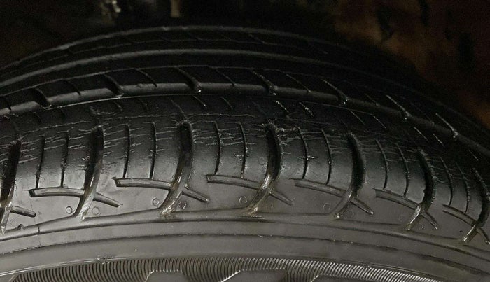 2017 Maruti Baleno DELTA PETROL 1.2, Petrol, Manual, 43,766 km, Right Front Tyre Tread