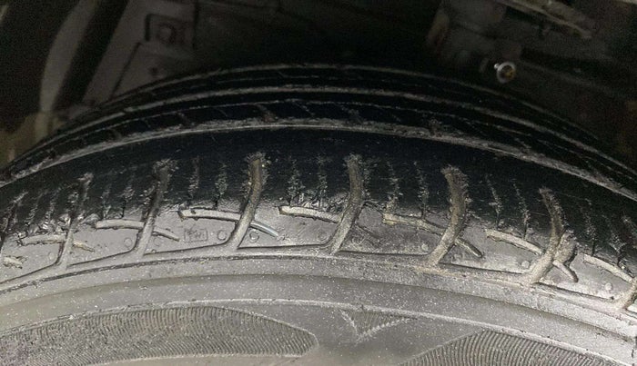 2015 Maruti Ciaz VXI+, Petrol, Manual, 68,199 km, Left front tyre - Minor crack