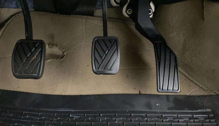 2015 Maruti Ciaz VXI+, Petrol, Manual, 68,199 km, Pedals