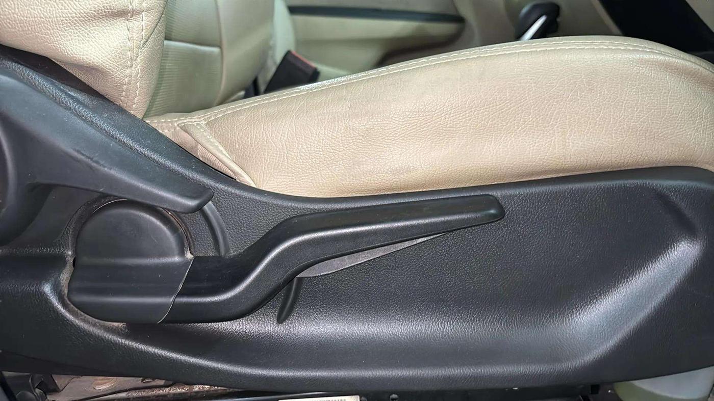 2022 Honda Amaze 1.2L I-VTEC VX CVT, Petrol, Automatic, 5,563 km, Driver Side Adjustment Panel