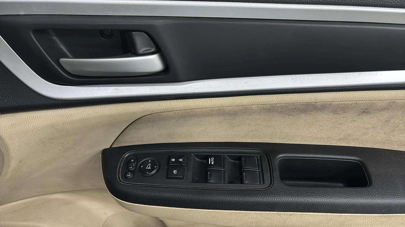 2022 Honda Amaze 1.2L I-VTEC VX CVT, Petrol, Automatic, 5,563 km, Driver Side Door Panels Control