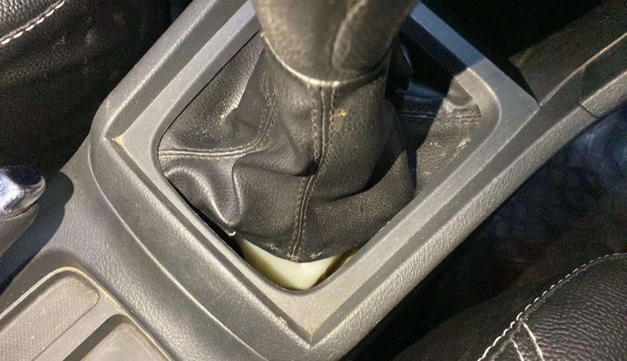 2018 Maruti Vitara Brezza ZDI, Diesel, Manual, 83,567 km, Gear lever - Boot cover slightly torn