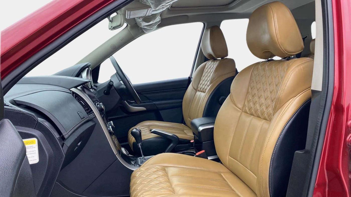 2018 Mahindra XUV500 W11 AT, Diesel, Automatic, 94,915 km, Right Side Front Door Cabin