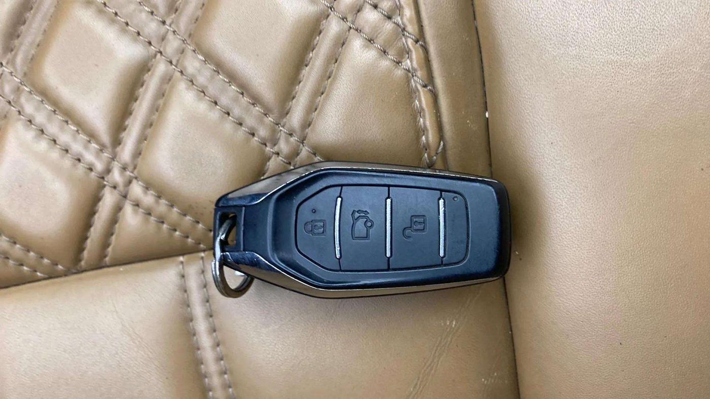 2018 Mahindra XUV500 W11 AT, Diesel, Automatic, 94,915 km, Key Close Up