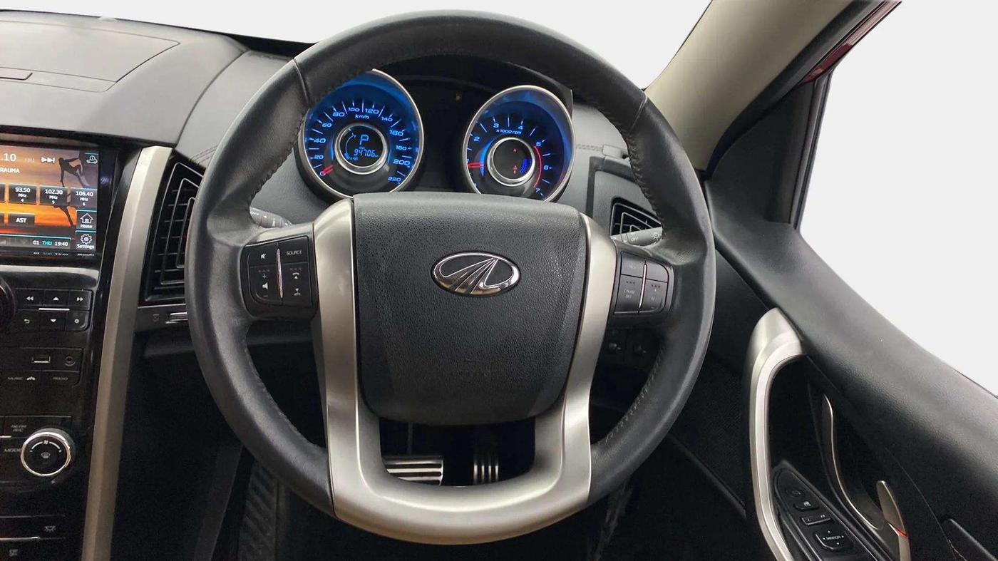 2018 Mahindra XUV500 W11 AT, Diesel, Automatic, 94,915 km, Steering Wheel Close Up