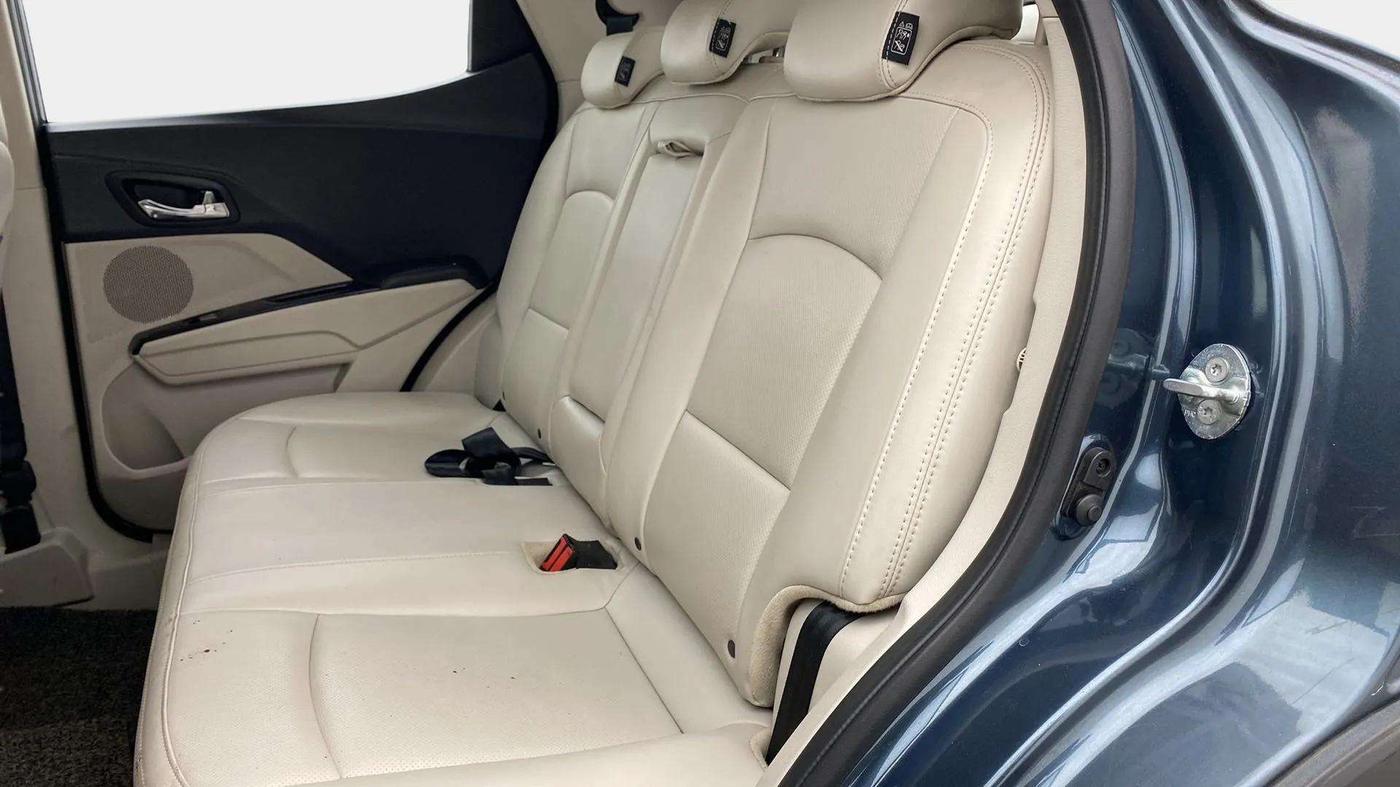 2021 Mahindra XUV300 W8 (O) 1.5 DIESEL AMT, Diesel, Automatic, 87,681 km, Right Side Rear Door Cabin