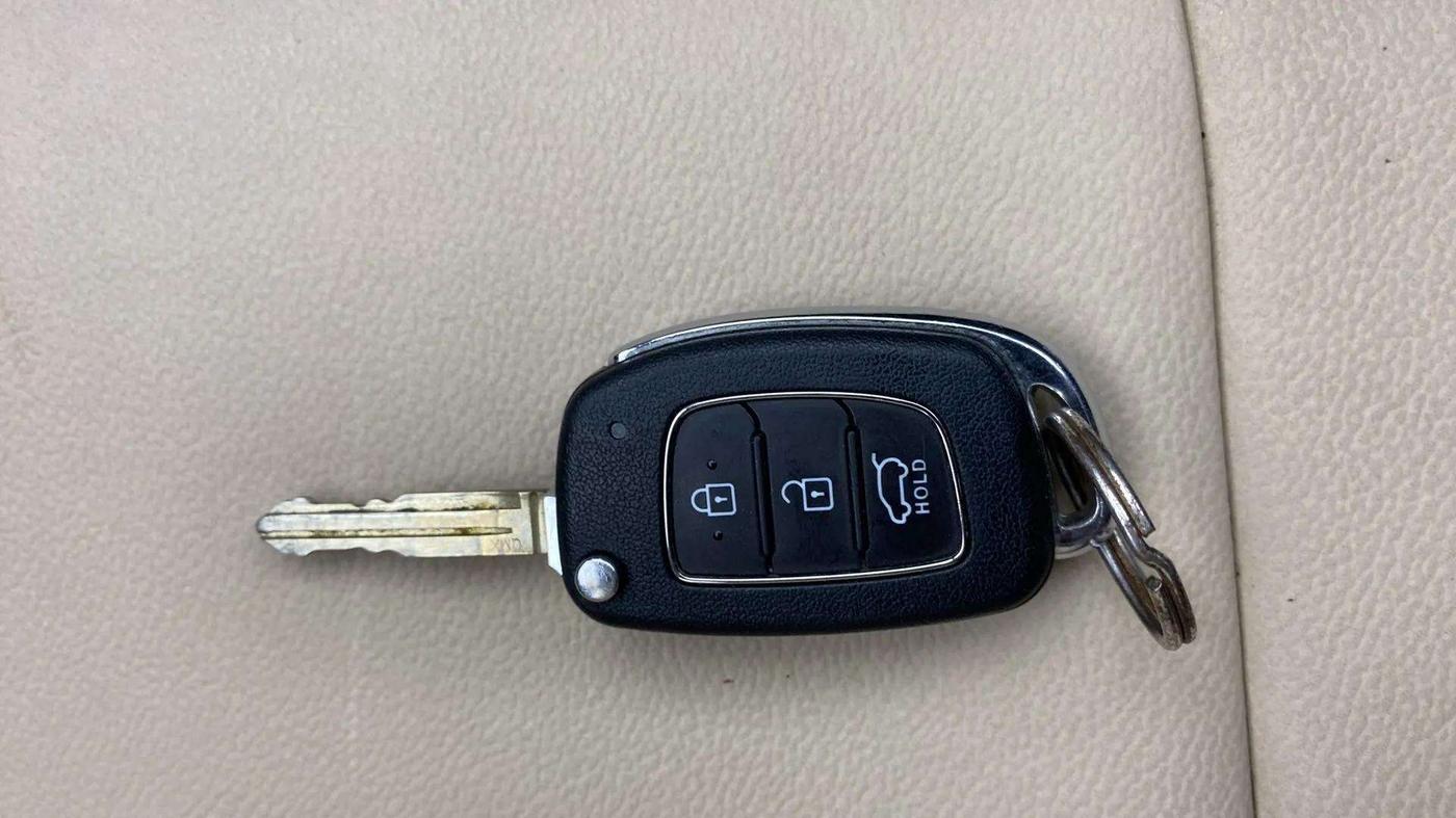 2020 Hyundai VENUE S 1.2, Petrol, Manual, 17,776 km, Key Close Up