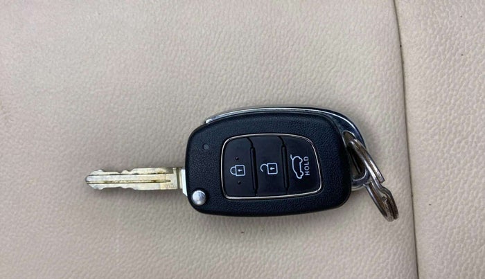2020 Hyundai VENUE S 1.2, Petrol, Manual, 17,776 km, Key Close Up