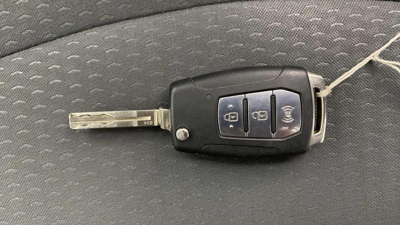 2020 Mahindra XUV300 W6 1.5 DIESEL AMT, Diesel, Automatic, 43,057 km, Key Close Up