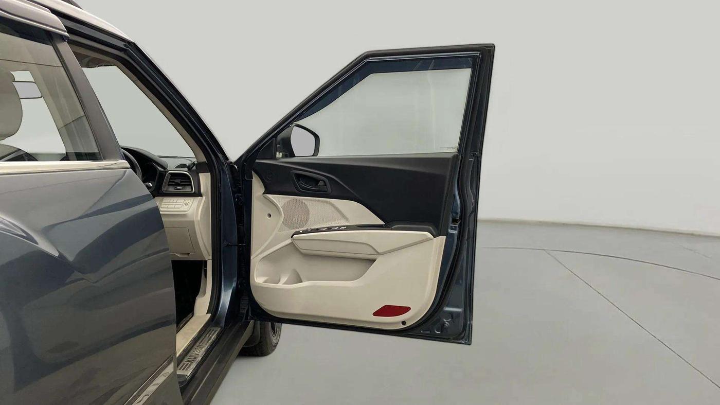 2020 Mahindra XUV300 W6 1.5 DIESEL AMT, Diesel, Automatic, 43,057 km, RHS Front Door