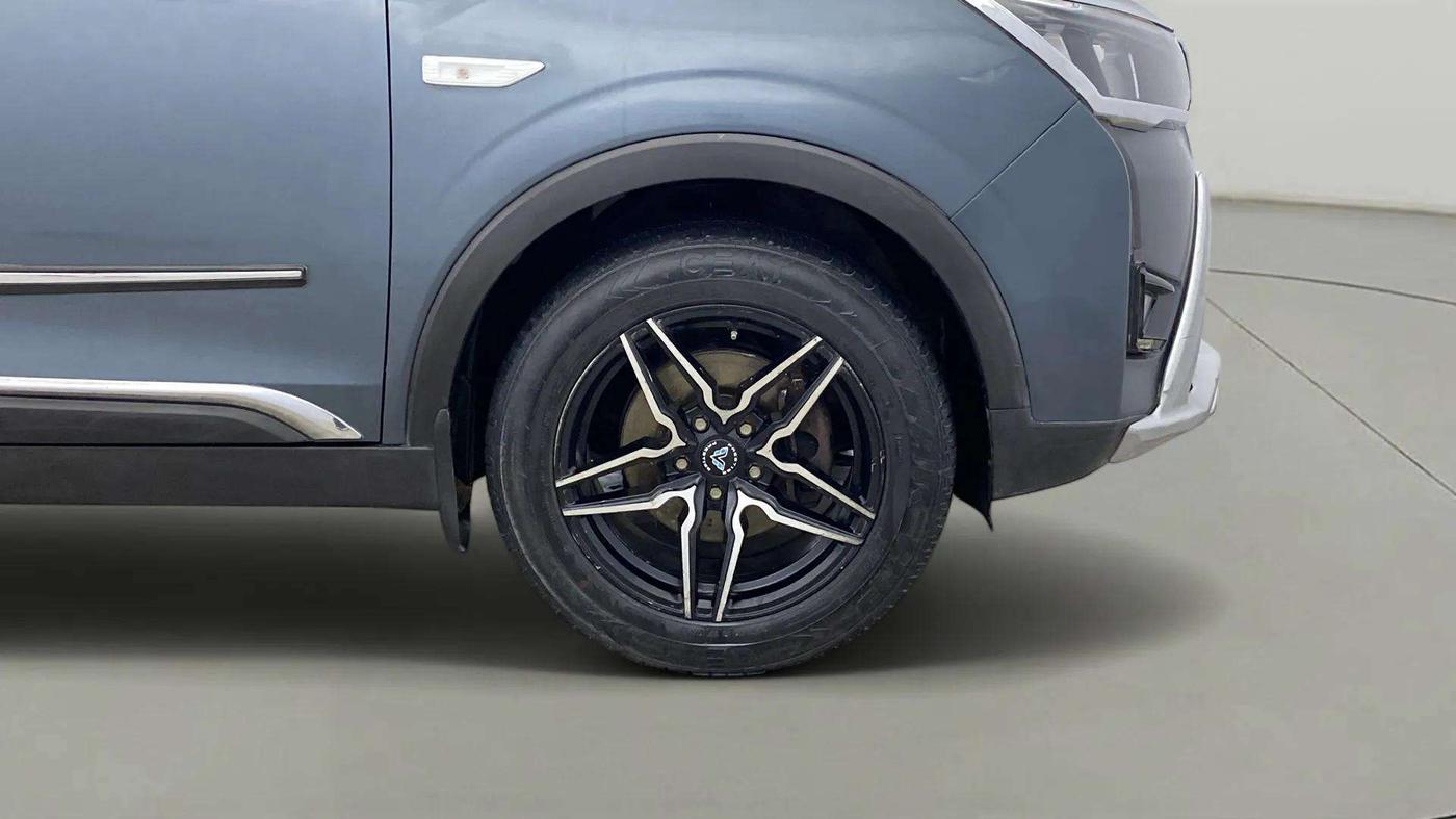 2020 Mahindra XUV300 W6 1.5 DIESEL AMT, Diesel, Automatic, 43,057 km, Right Front Wheel