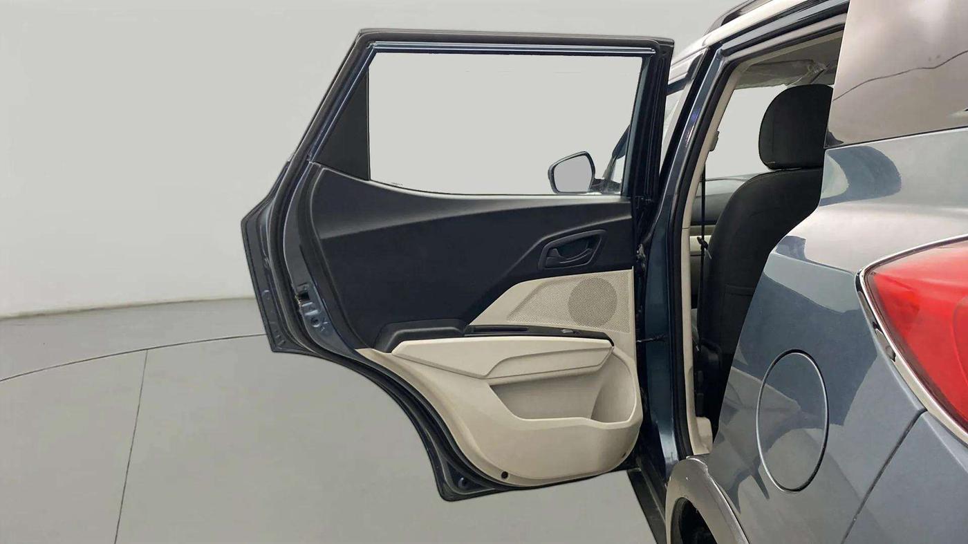 2020 Mahindra XUV300 W6 1.5 DIESEL AMT, Diesel, Automatic, 43,057 km, LHS Rear Door