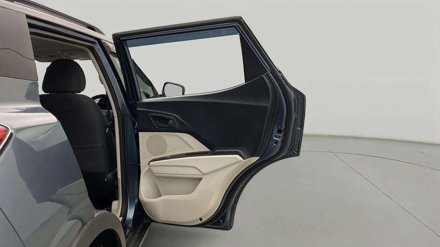 2020 Mahindra XUV300 W6 1.5 DIESEL AMT, Diesel, Automatic, 43,057 km, RHS Rear Door
