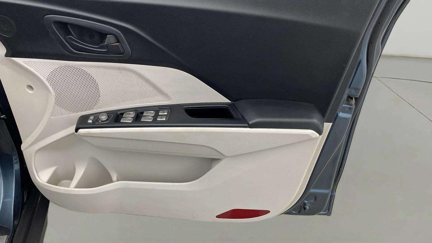 2020 Mahindra XUV300 W6 1.5 DIESEL AMT, Diesel, Automatic, 43,057 km, Driver Side Door Panels Control