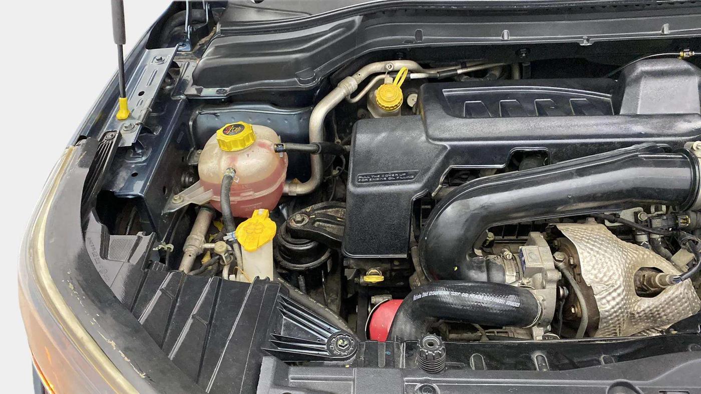 2020 Mahindra XUV300 W6 1.5 DIESEL AMT, Diesel, Automatic, 43,057 km, Engine View - Right