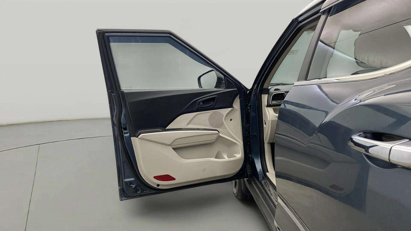 2020 Mahindra XUV300 W6 1.5 DIESEL AMT, Diesel, Automatic, 43,057 km, LHS Front Door