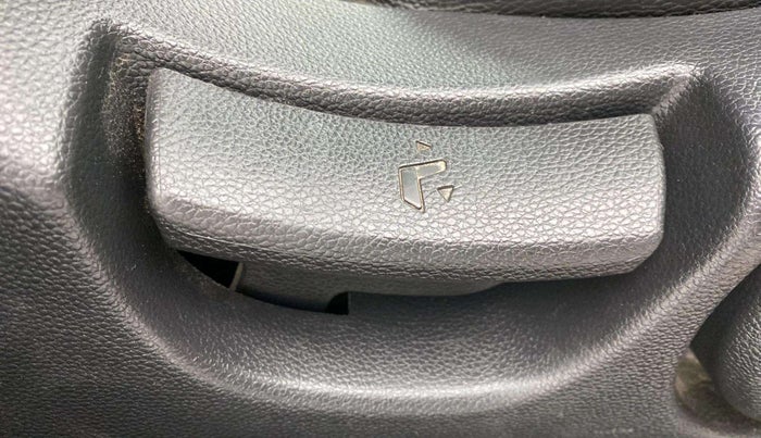 2019 Hyundai Elite i20 SPORTZ PLUS 1.2 DUAL TONE, Petrol, Manual, 39,900 km, Driver Side Adjustment Panel
