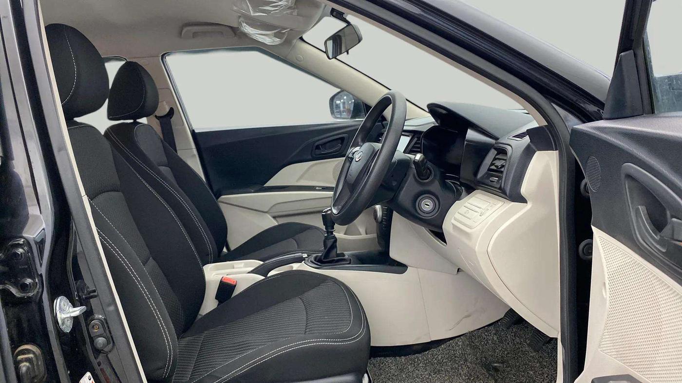 2022 Mahindra XUV300 W4 1.2 PETROL, Petrol, Manual, 16,923 km, Right Side Front Door Cabin