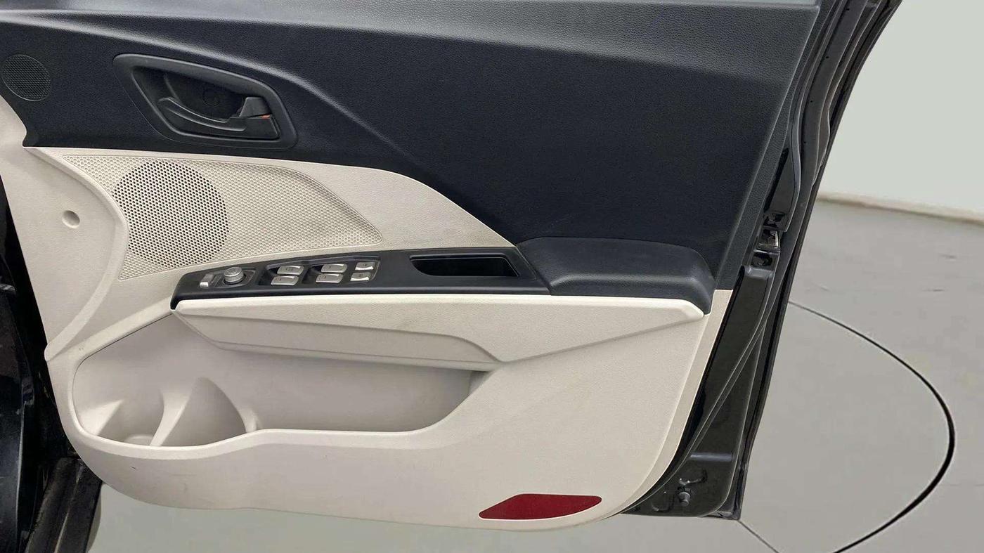 2022 Mahindra XUV300 W4 1.2 PETROL, Petrol, Manual, 16,923 km, Driver Side Door Panels Control