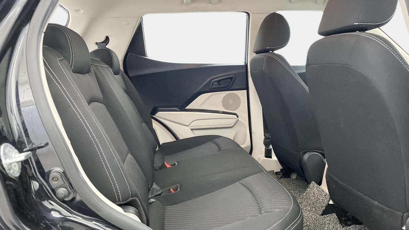 2022 Mahindra XUV300 W4 1.2 PETROL, Petrol, Manual, 16,923 km, Right Side Rear Door Cabin