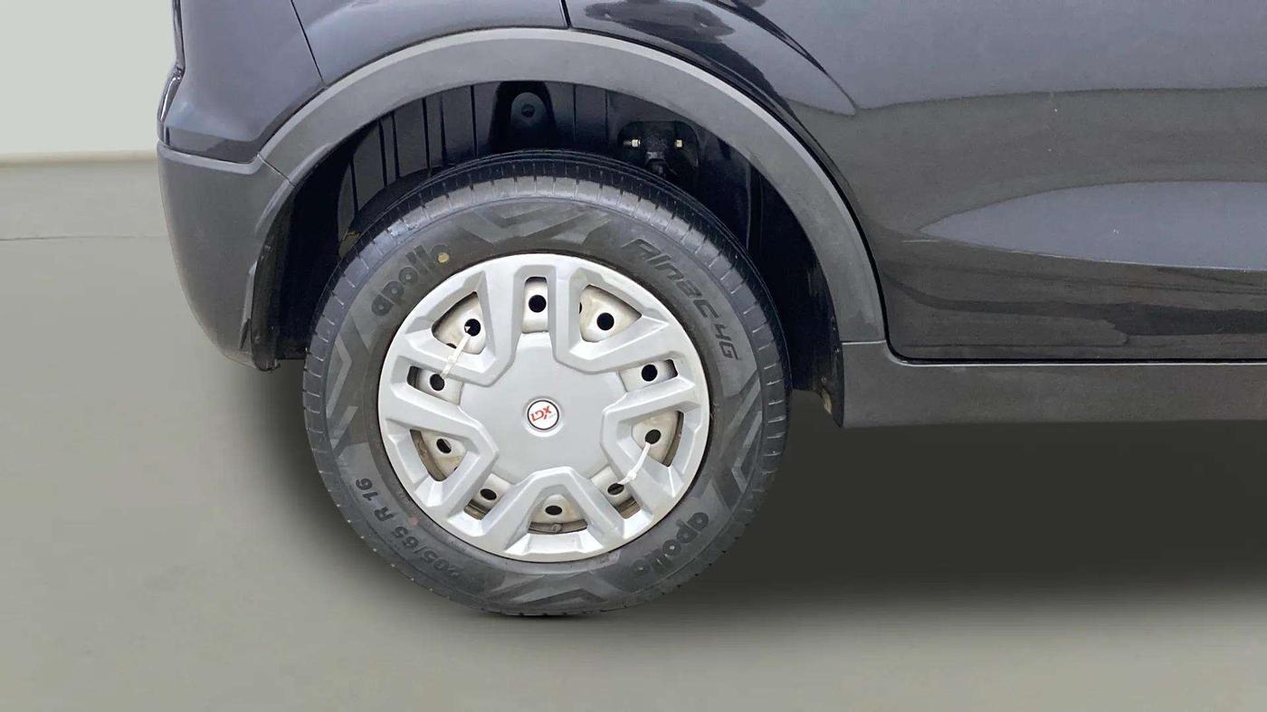 2022 Mahindra XUV300 W4 1.2 PETROL, Petrol, Manual, 16,923 km, Right Rear Wheel