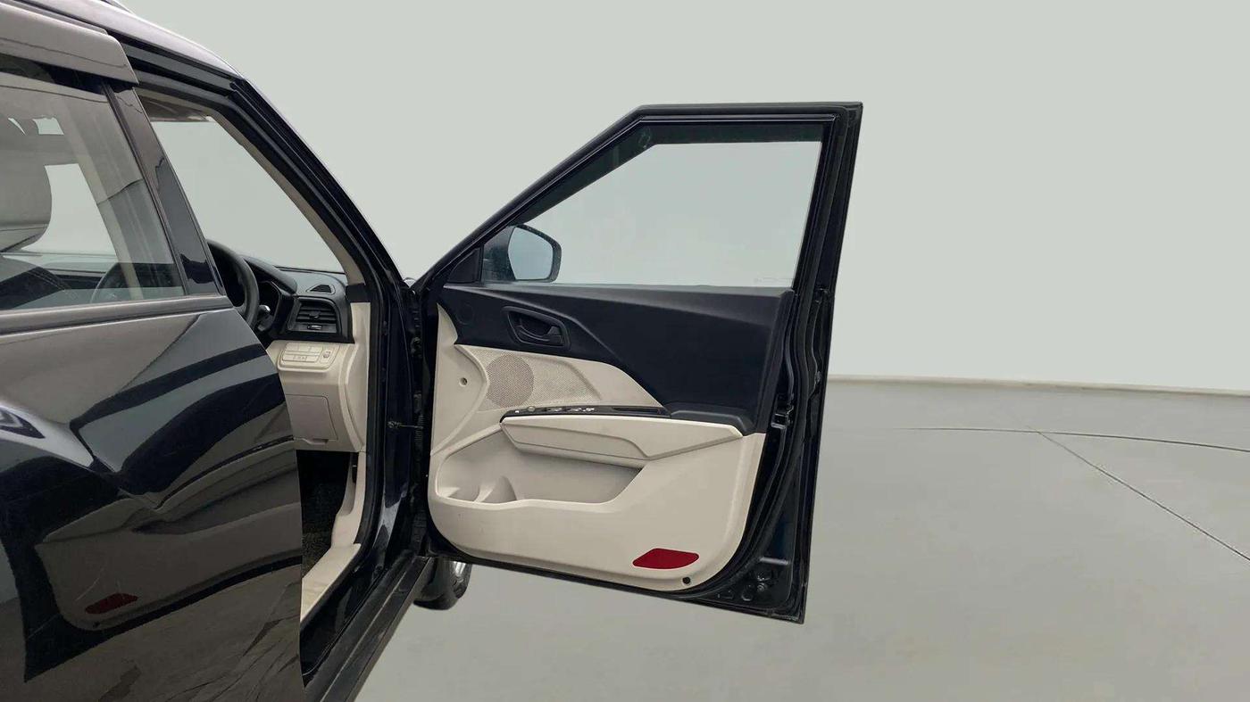 2022 Mahindra XUV300 W4 1.2 PETROL, Petrol, Manual, 16,923 km, RHS Front Door