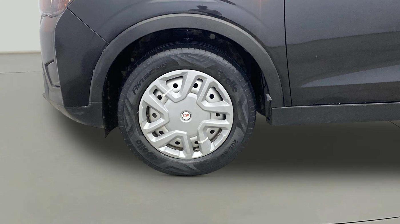 2022 Mahindra XUV300 W4 1.2 PETROL, Petrol, Manual, 16,923 km, Left Front Wheel