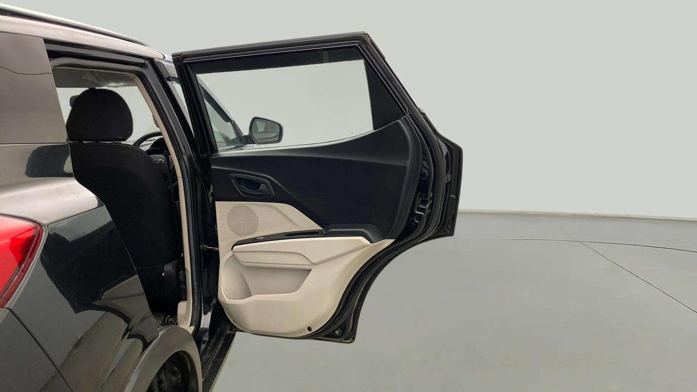 2022 Mahindra XUV300 W4 1.2 PETROL, Petrol, Manual, 16,923 km, RHS Rear Door