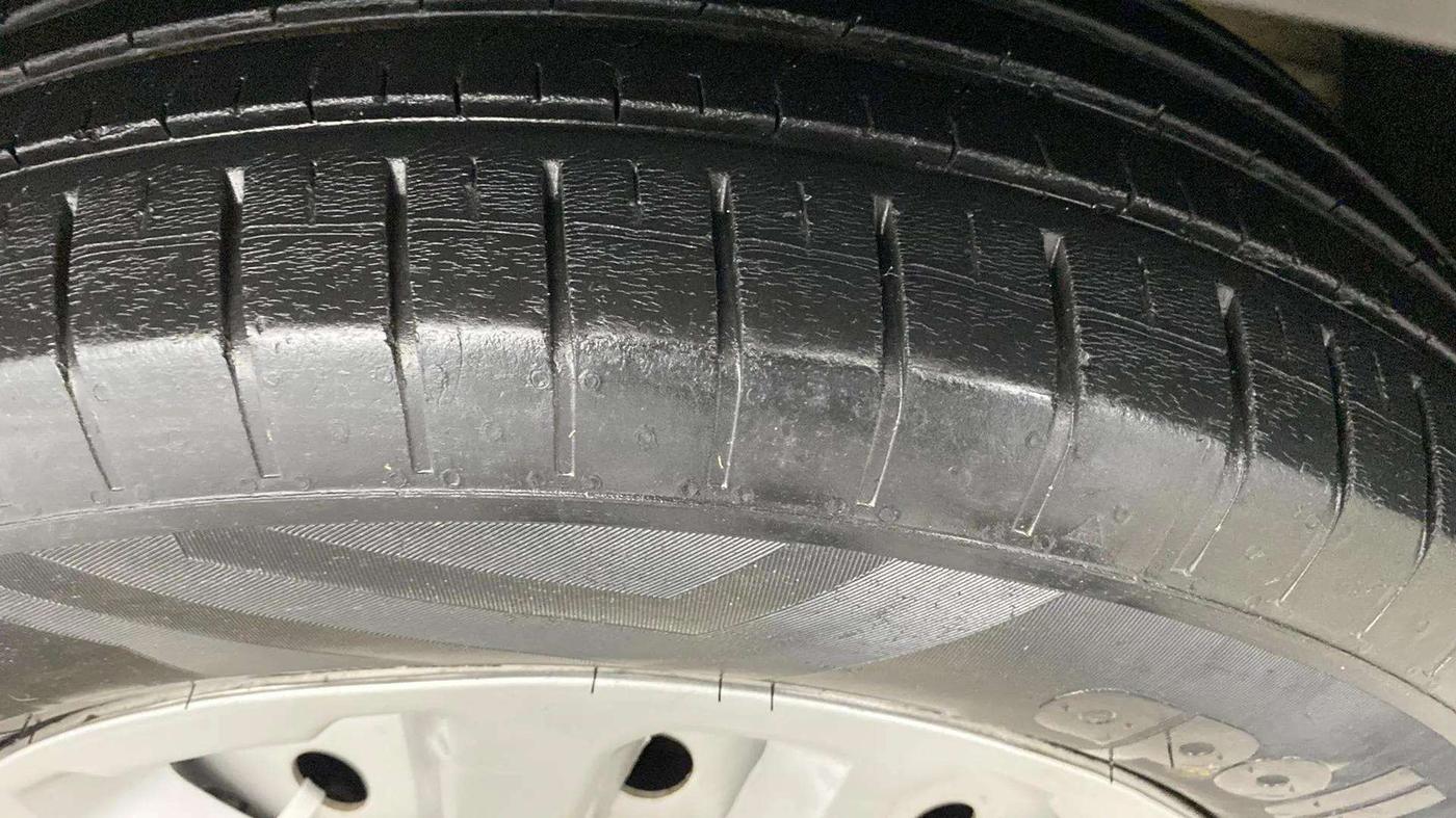 2022 Mahindra XUV300 W4 1.2 PETROL, Petrol, Manual, 16,923 km, Right Rear Tyre Tread