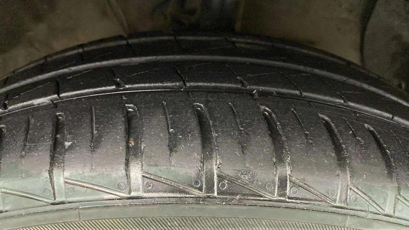 2021 Hyundai GRAND I10 NIOS SPORTZ AMT 1.2 KAPPA VTVT, Petrol, Automatic, 30,797 km, Right Front Tyre Tread