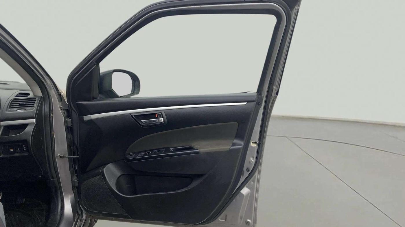 2015 Maruti Swift VXI, Petrol, Manual, 75,744 km, RHS Front Door