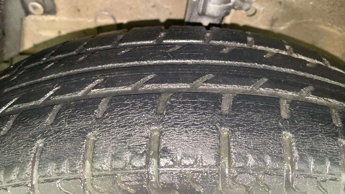 2015 Maruti Swift VXI, Petrol, Manual, 75,744 km, Left Front Tyre Tread