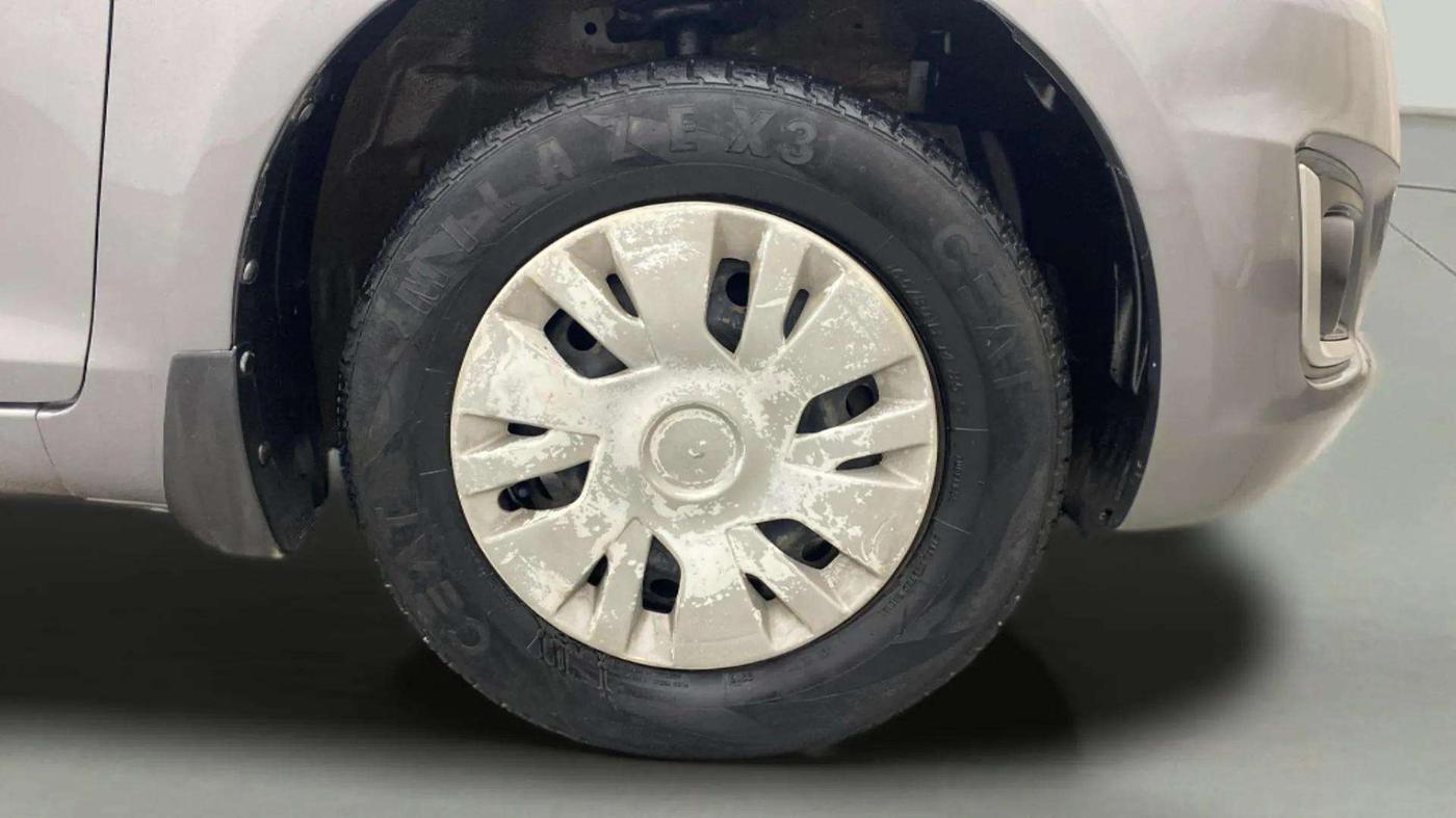 2015 Maruti Swift VXI, Petrol, Manual, 75,744 km, Right Front Wheel