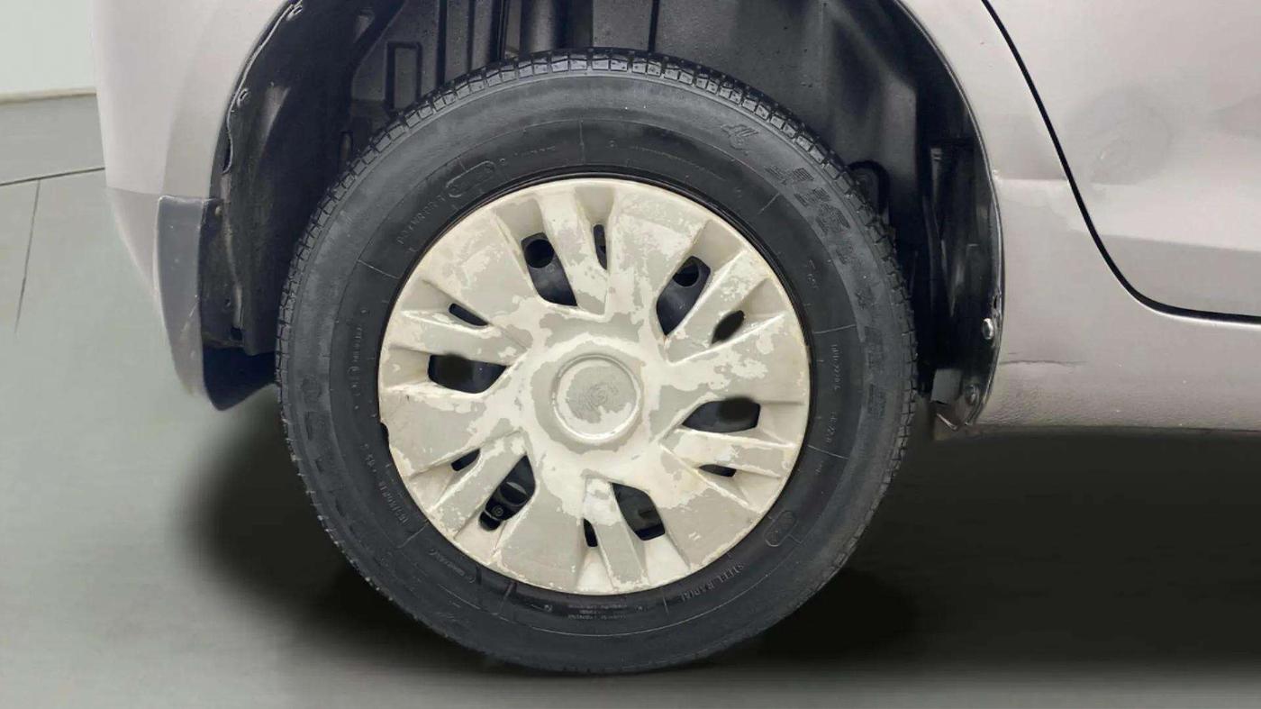 2015 Maruti Swift VXI, Petrol, Manual, 75,744 km, Right Rear Wheel