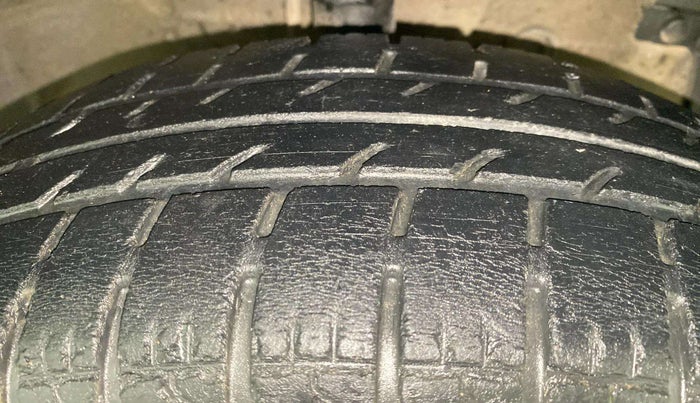 2015 Maruti Swift VXI, Petrol, Manual, 75,318 km, Right Front Tyre Tread