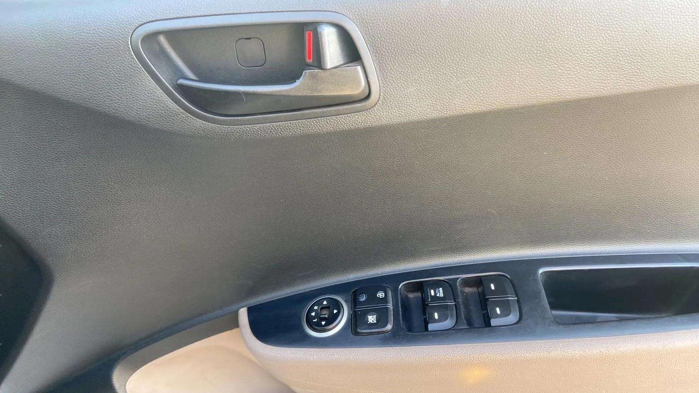 2018 Hyundai Grand i10 MAGNA 1.2 KAPPA VTVT, CNG, Manual, 89,543 km, Driver Side Door Panels Control