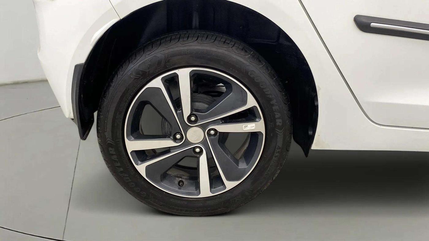 2023 Tata ALTROZ XZA, Petrol, Automatic, 18,006 km, Right Rear Wheel