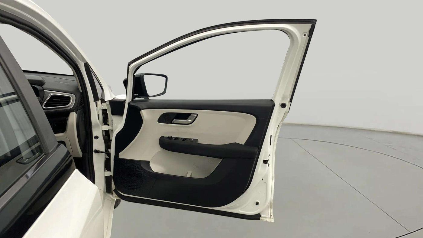 2023 Tata ALTROZ XZA, Petrol, Automatic, 18,006 km, RHS Front Door