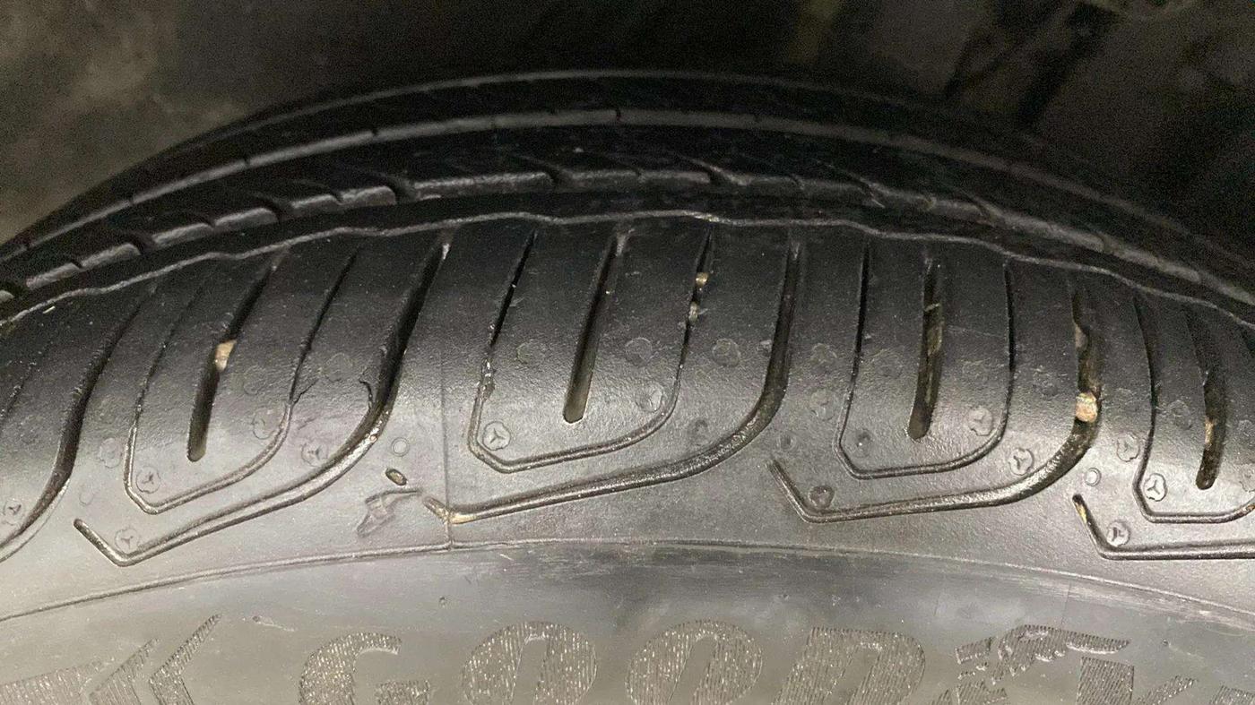2023 Tata ALTROZ XZA, Petrol, Automatic, 18,006 km, Left Front Tyre Tread