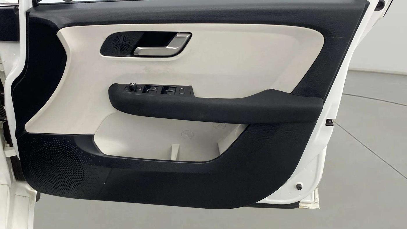 2023 Tata ALTROZ XZA, Petrol, Automatic, 18,006 km, Driver Side Door Panels Control