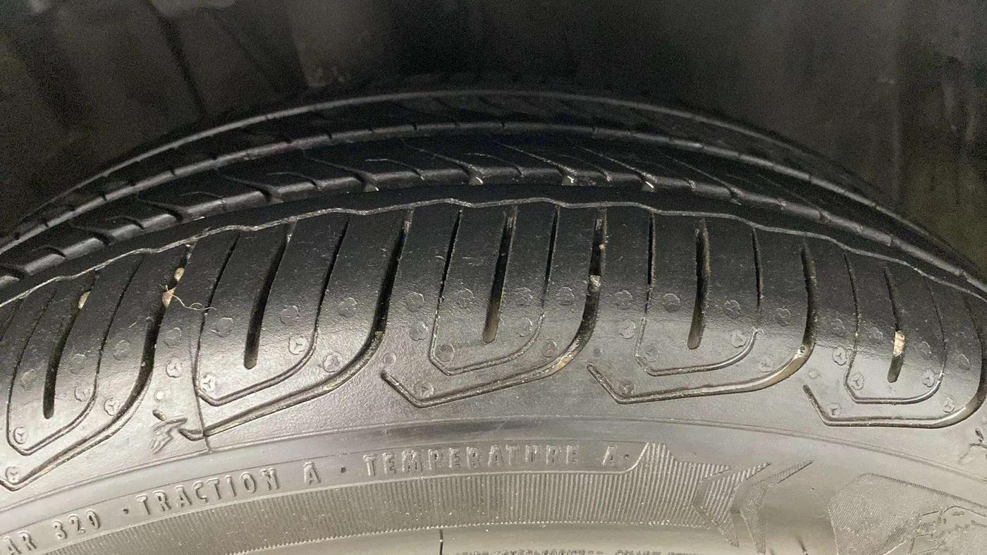 2023 Tata ALTROZ XZA, Petrol, Automatic, 18,006 km, Right Front Tyre Tread