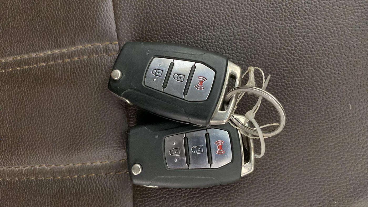 2019 Mahindra XUV300 W8 (O) 1.2 PETROL, Petrol, Manual, 45,040 km, Key Close Up