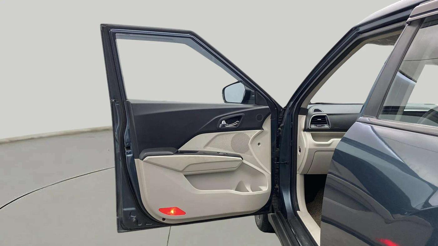 2019 Mahindra XUV300 W8 (O) 1.2 PETROL, Petrol, Manual, 45,040 km, LHS Front Door